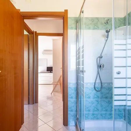 Appartement Large With Veranda- 2 Km From And Center *
