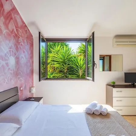 Appartement Large With Veranda- 2 Km From And Center Pula
