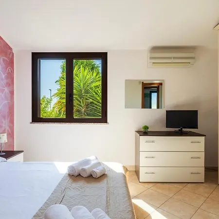 Large With Veranda- 2 Km From And Center Appartement *