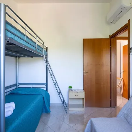 Large With Veranda- 2 Km From And Center Appartement