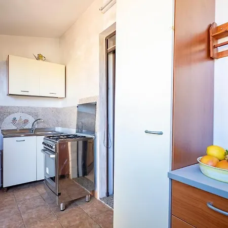 Large With Veranda- 2 Km From And Center Appartement *