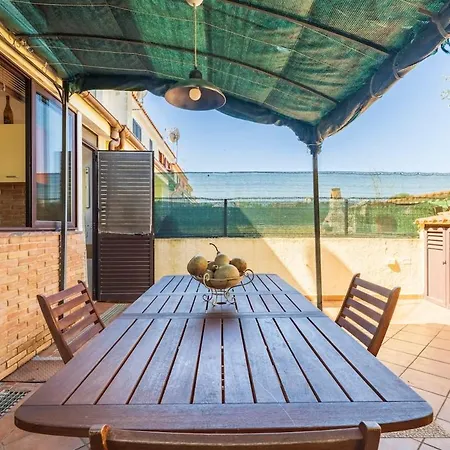 Appartement Large With Veranda- 2 Km From And Center *