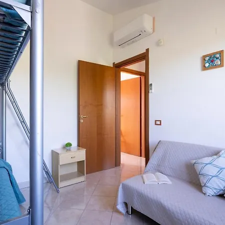 Large With Veranda- 2 Km From And Center Appartement Pula