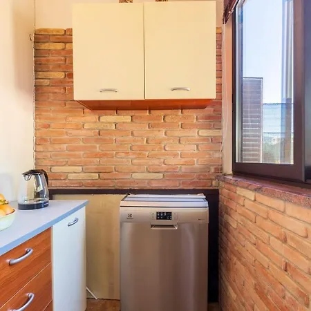 Large With Veranda- 2 Km From And Center Pula
