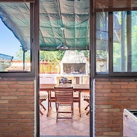Large With Veranda- 2 Km From And Center Appartement Pula